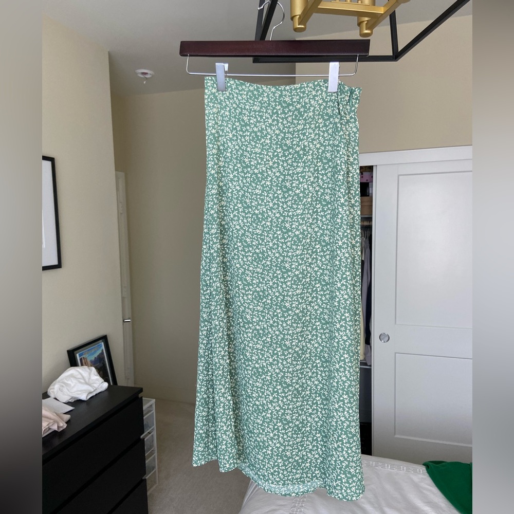 MIDI skirt with front side slit